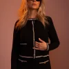 Aansluitend vest met opengebreid patroon en witte biezen