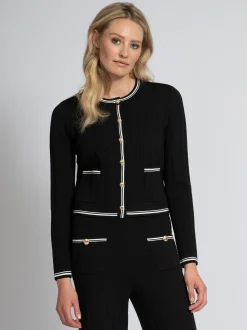 Aansluitend vest met opengebreid patroon en witte biezen