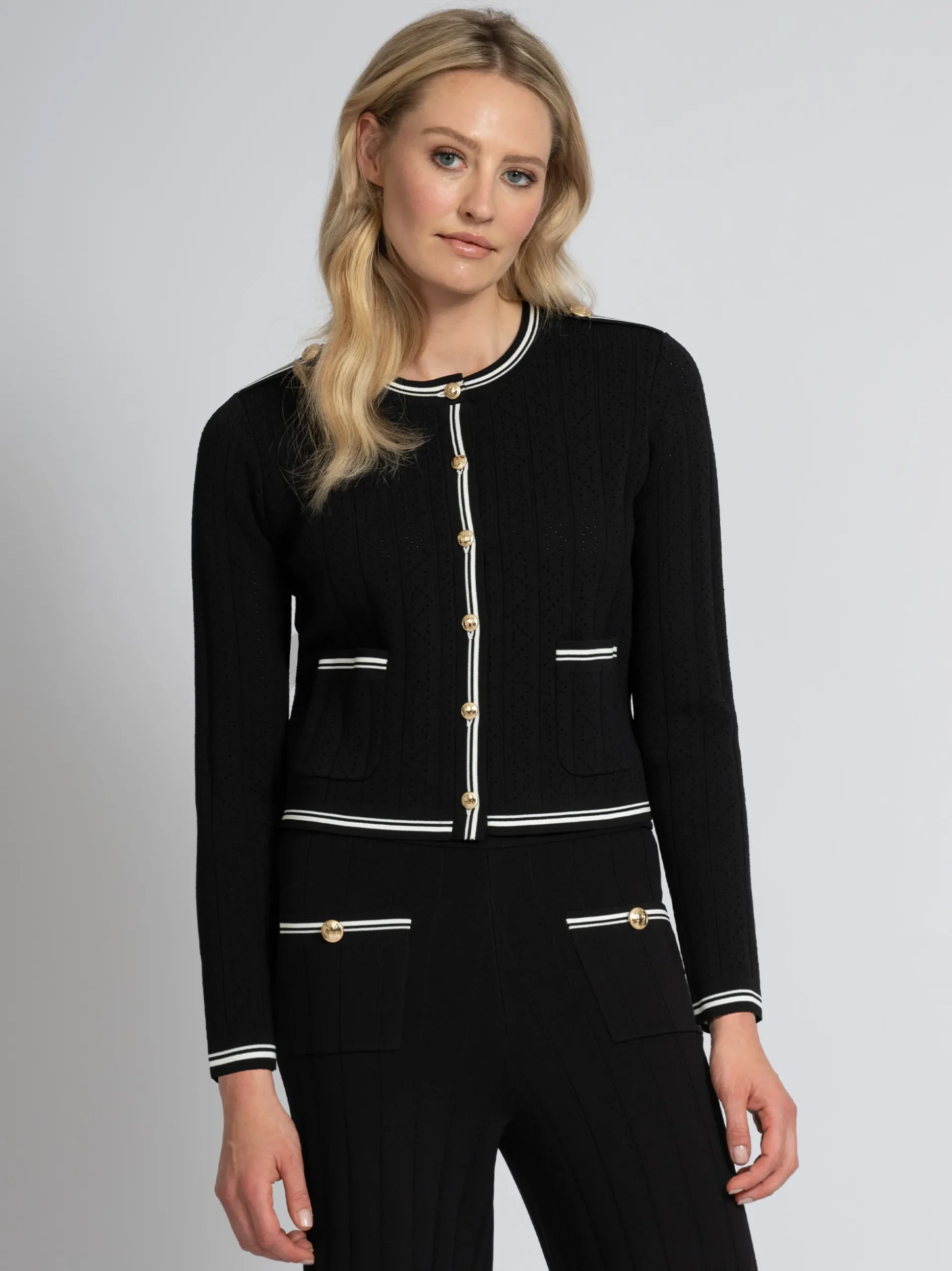 Aansluitend vest met opengebreid patroon en witte biezen