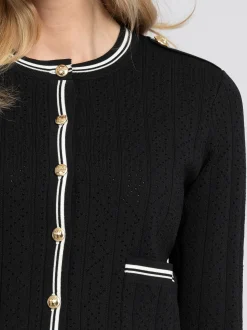 Aansluitend vest met opengebreid patroon en witte biezen