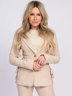 Aansluitende blazer met veter details