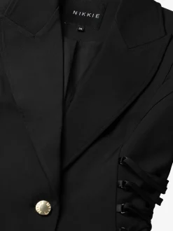 Aansluitende blazer met veter details