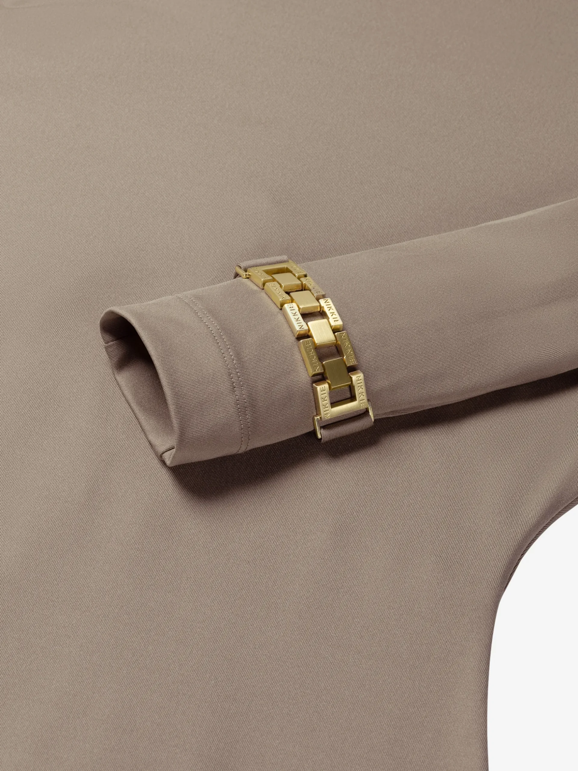 Aansluitende body met ketting detail