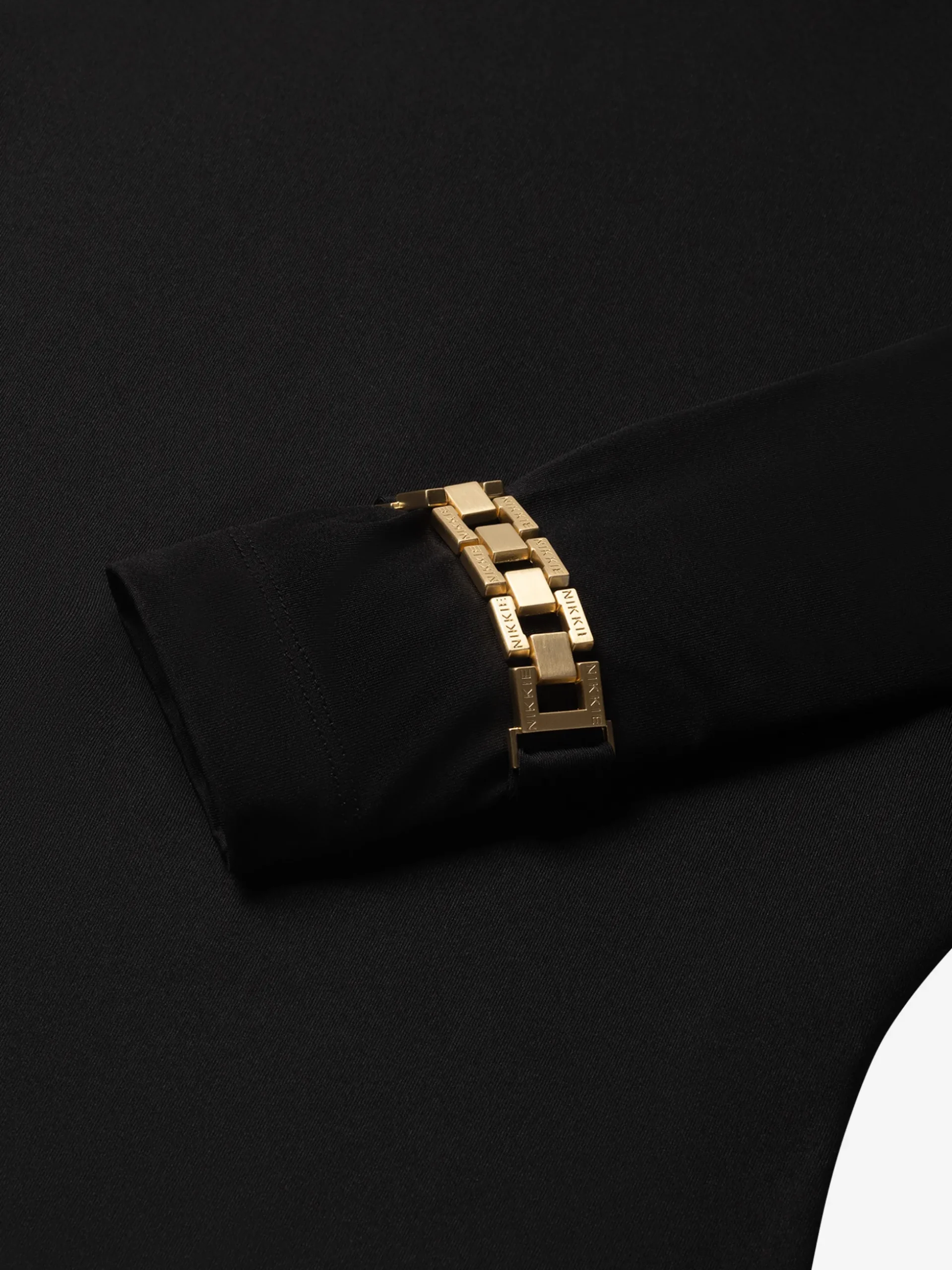 Aansluitende body met ketting detail