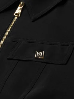 Aansluitende jumpsuit met centrale rits en ceintuur