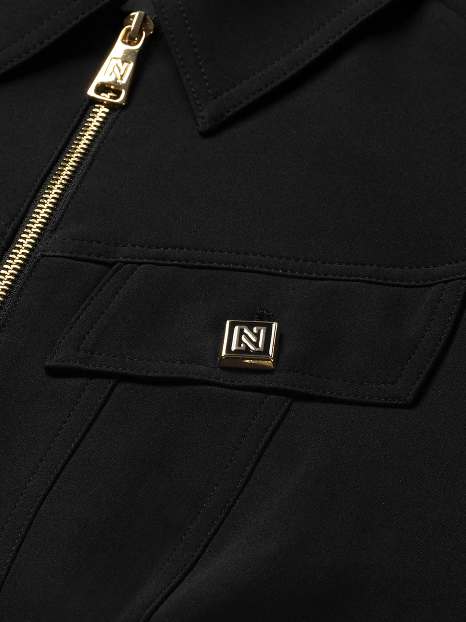 Aansluitende jumpsuit met centrale rits en ceintuur