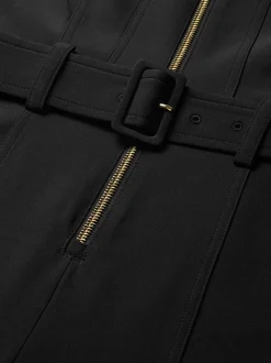 Aansluitende jumpsuit met centrale rits en ceintuur