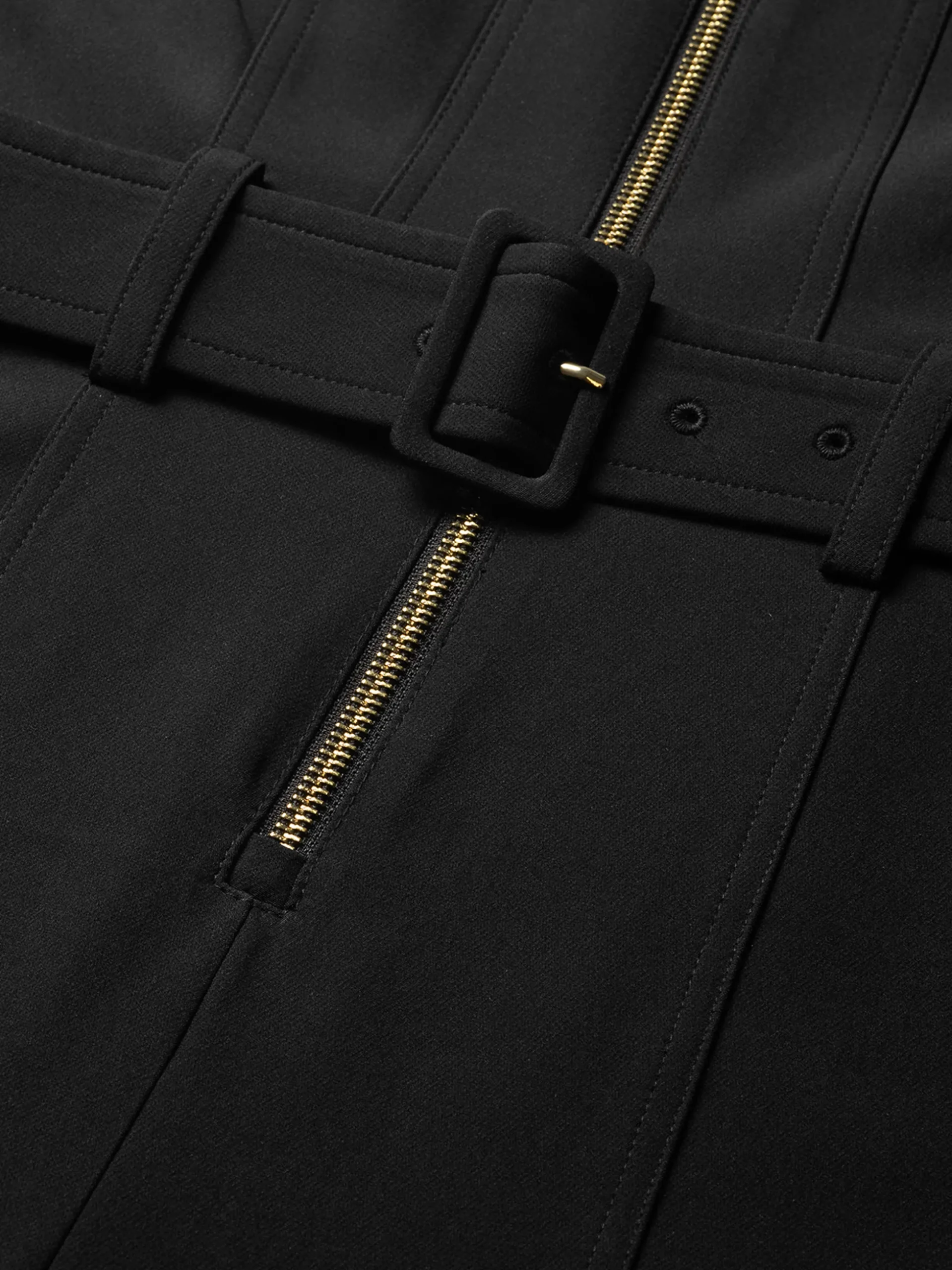Aansluitende jumpsuit met centrale rits en ceintuur
