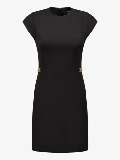 Aansluitende jurk met ketting details bij de taille