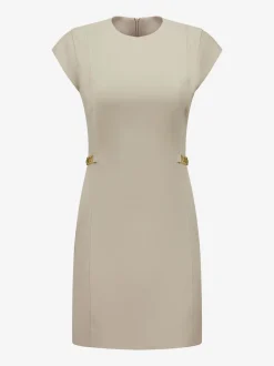 Aansluitende jurk met ketting details bij de taille