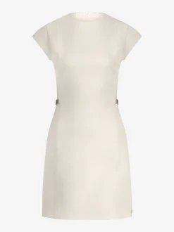 Aansluitende jurk met ketting details bij de taille