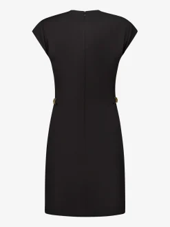 Aansluitende jurk met ketting details bij de taille