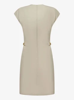 Aansluitende jurk met ketting details bij de taille