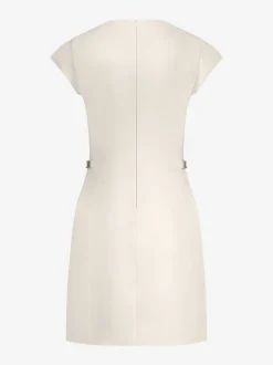 Aansluitende jurk met ketting details bij de taille