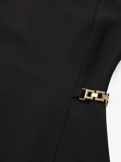 Aansluitende jurk met ketting details bij de taille