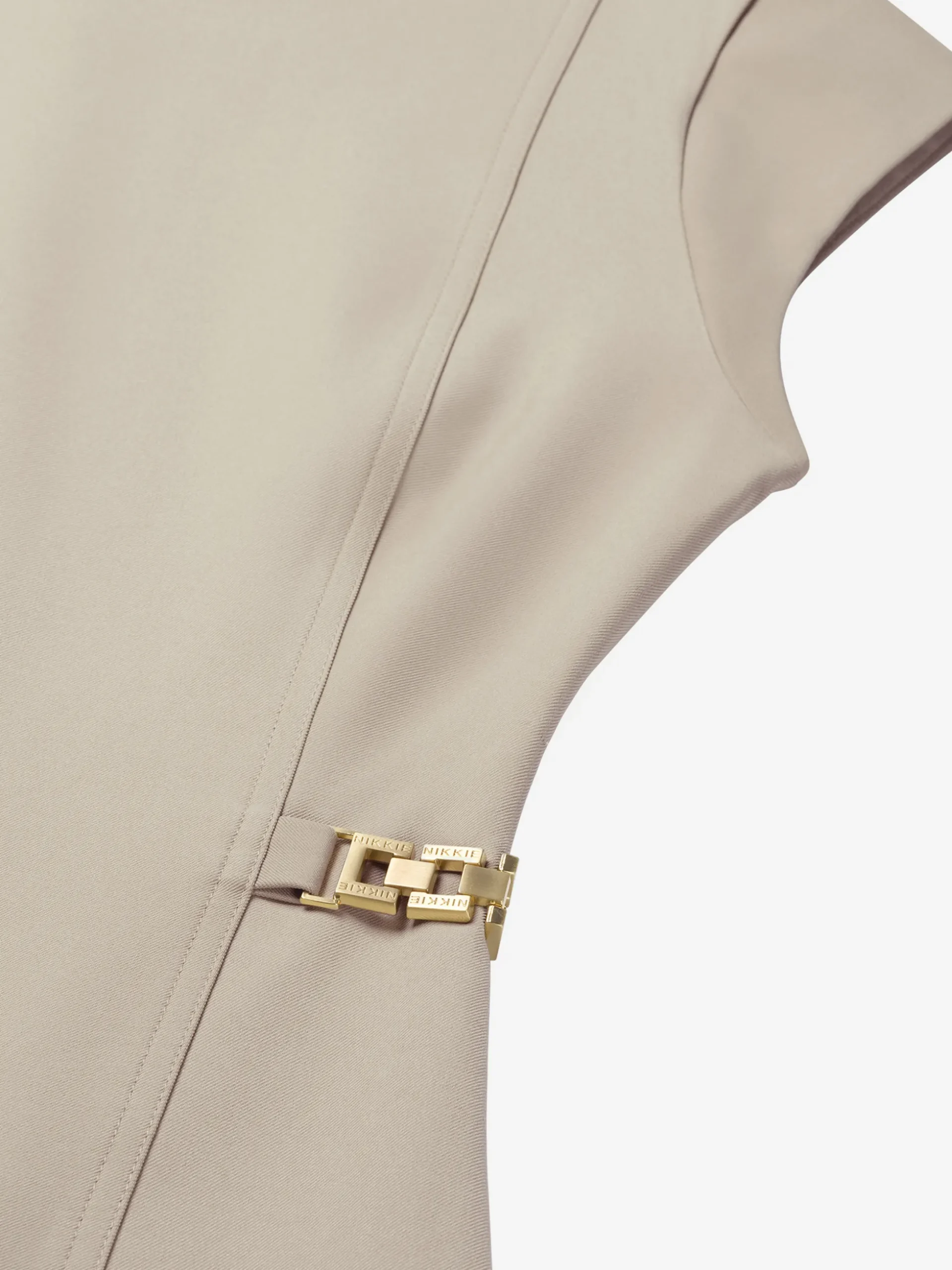 Aansluitende jurk met ketting details bij de taille
