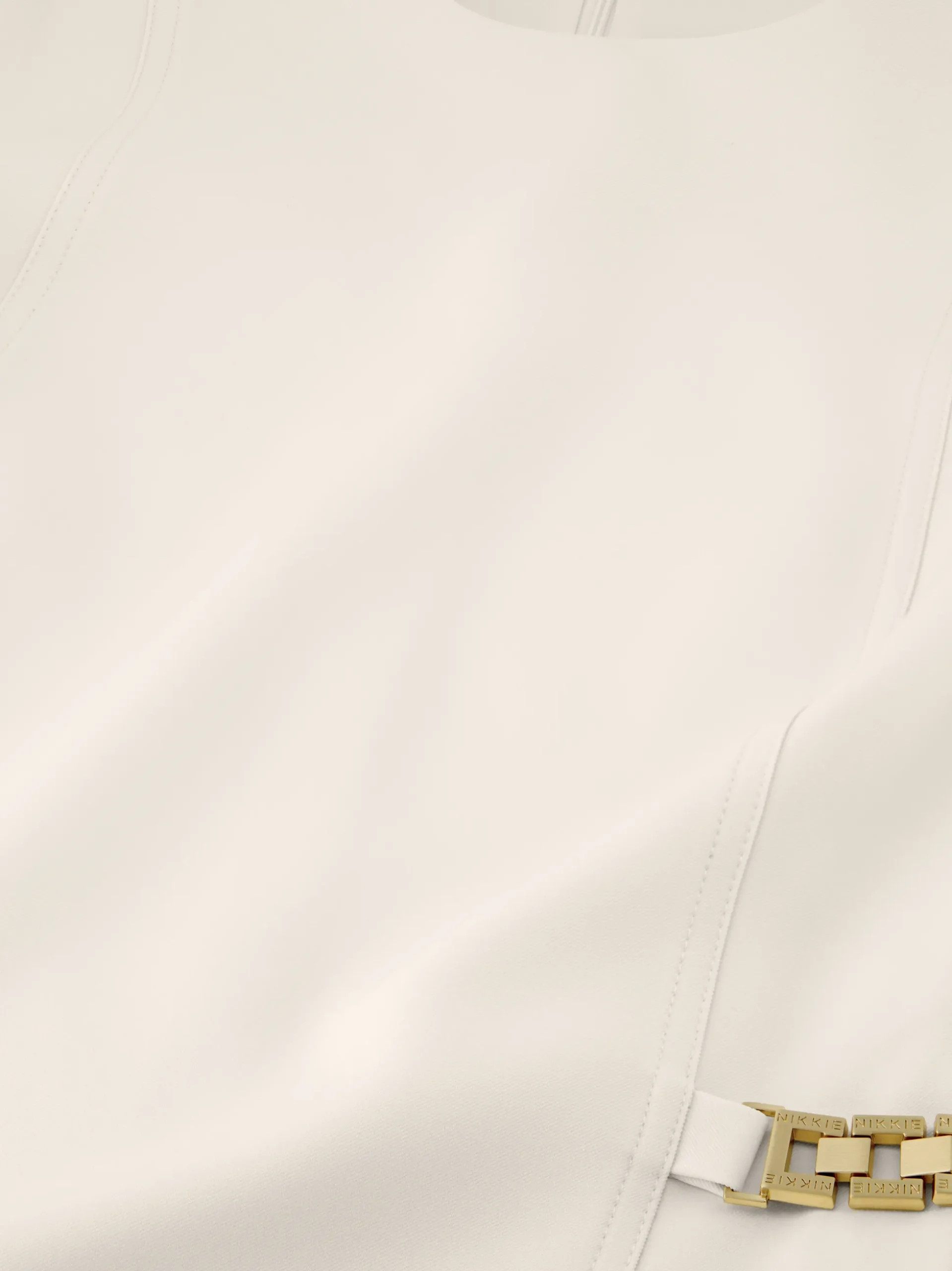 Aansluitende jurk met ketting details bij de taille