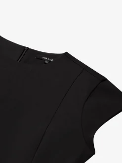 Aansluitende jurk met ketting details bij de taille