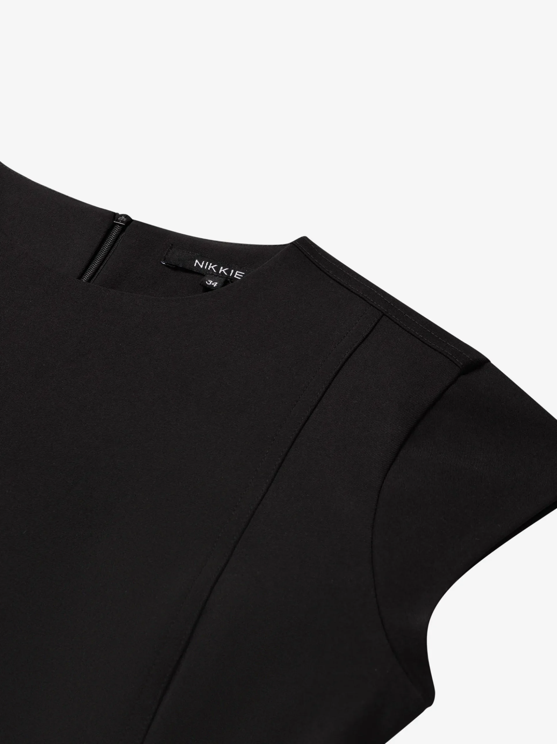 Aansluitende jurk met ketting details bij de taille