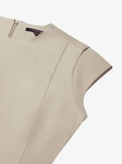 Aansluitende jurk met ketting details bij de taille