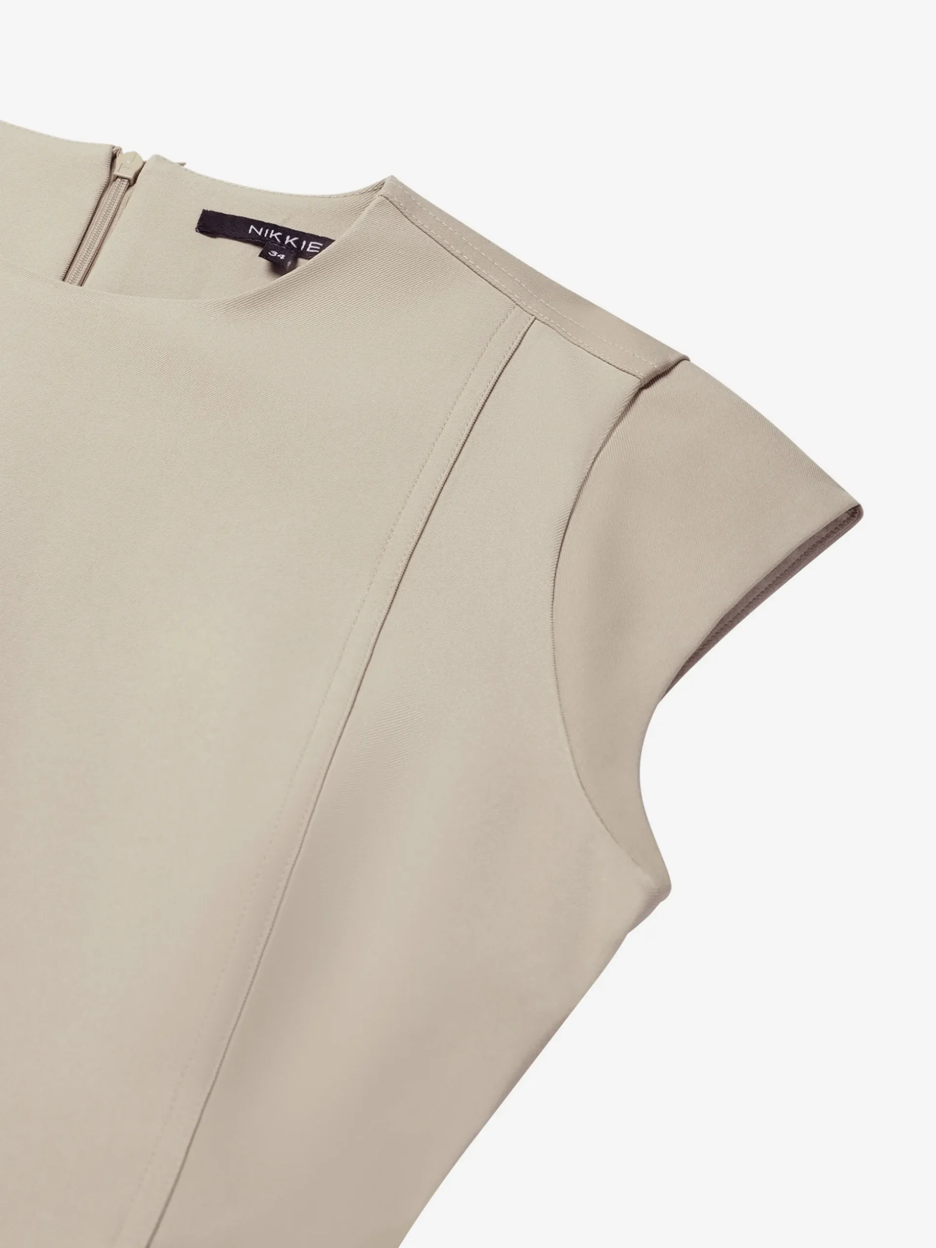 Aansluitende jurk met ketting details bij de taille