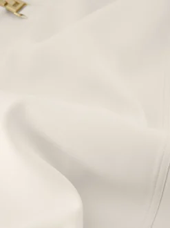 Aansluitende jurk met ketting details bij de taille