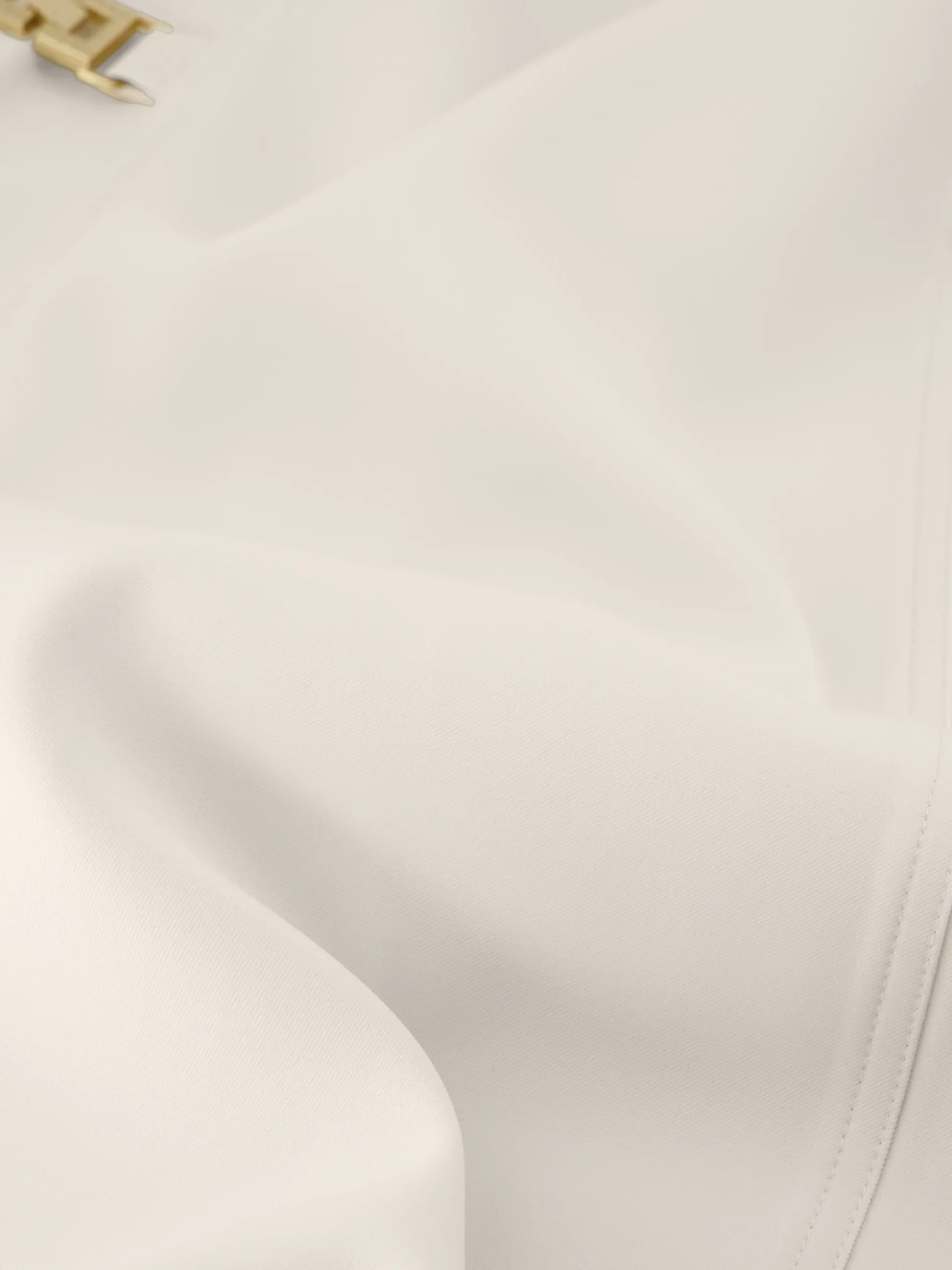 Aansluitende jurk met ketting details bij de taille