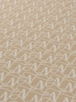 Aansluitende jurk met logo patroon en ketting detail