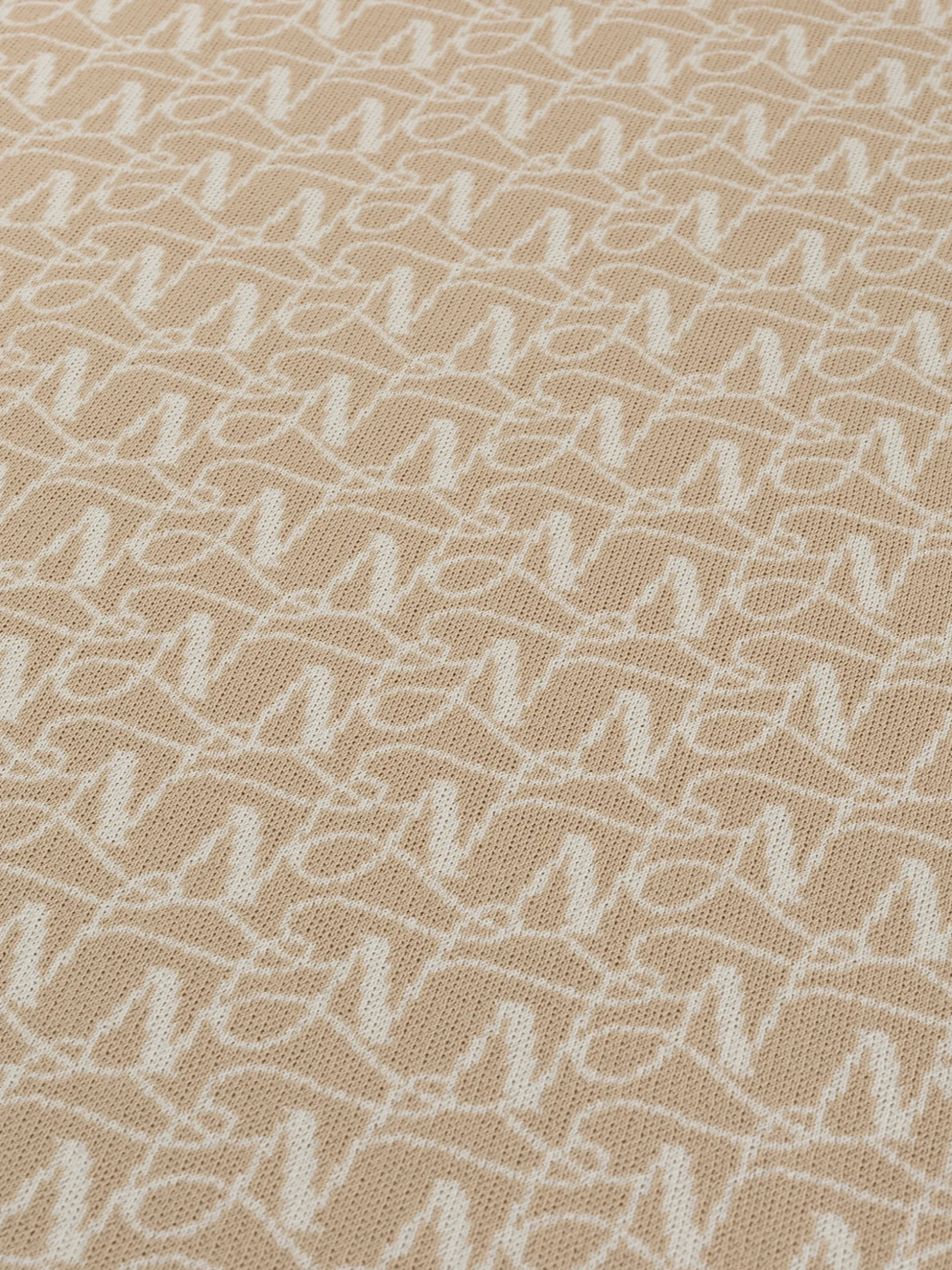 Aansluitende jurk met logo patroon en ketting detail