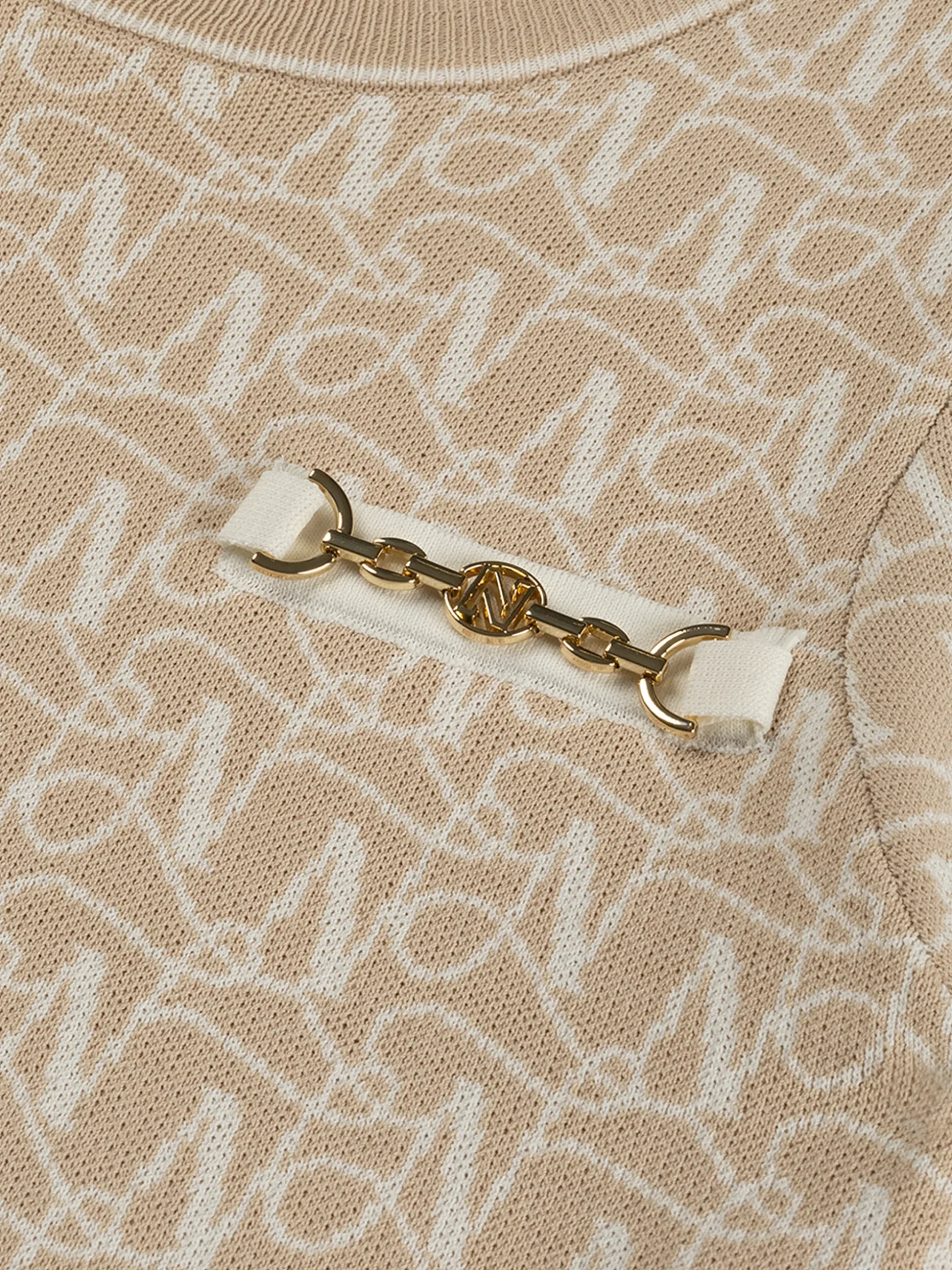 Aansluitende jurk met logo patroon en ketting detail