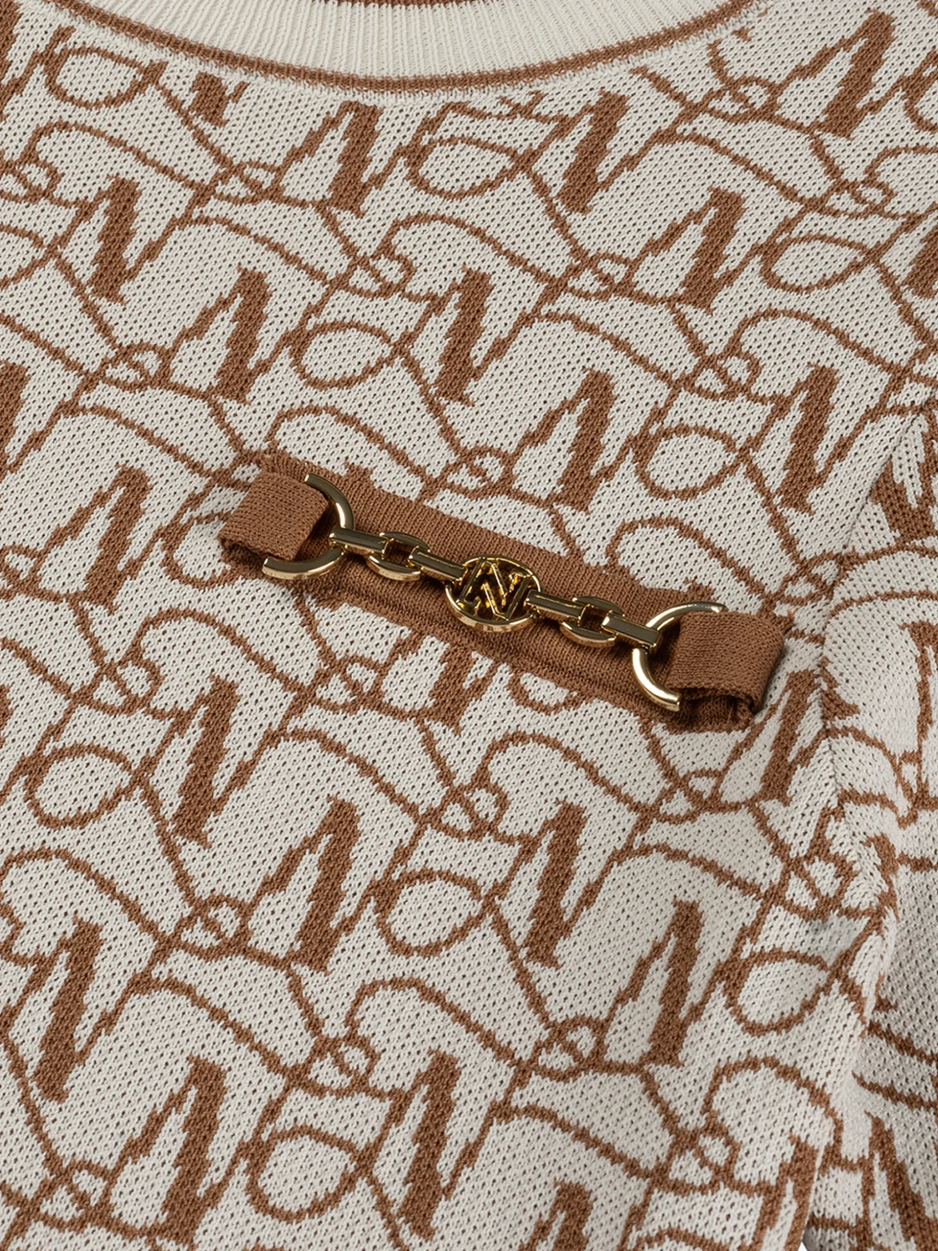 Aansluitende jurk met logo patroon en ketting detail