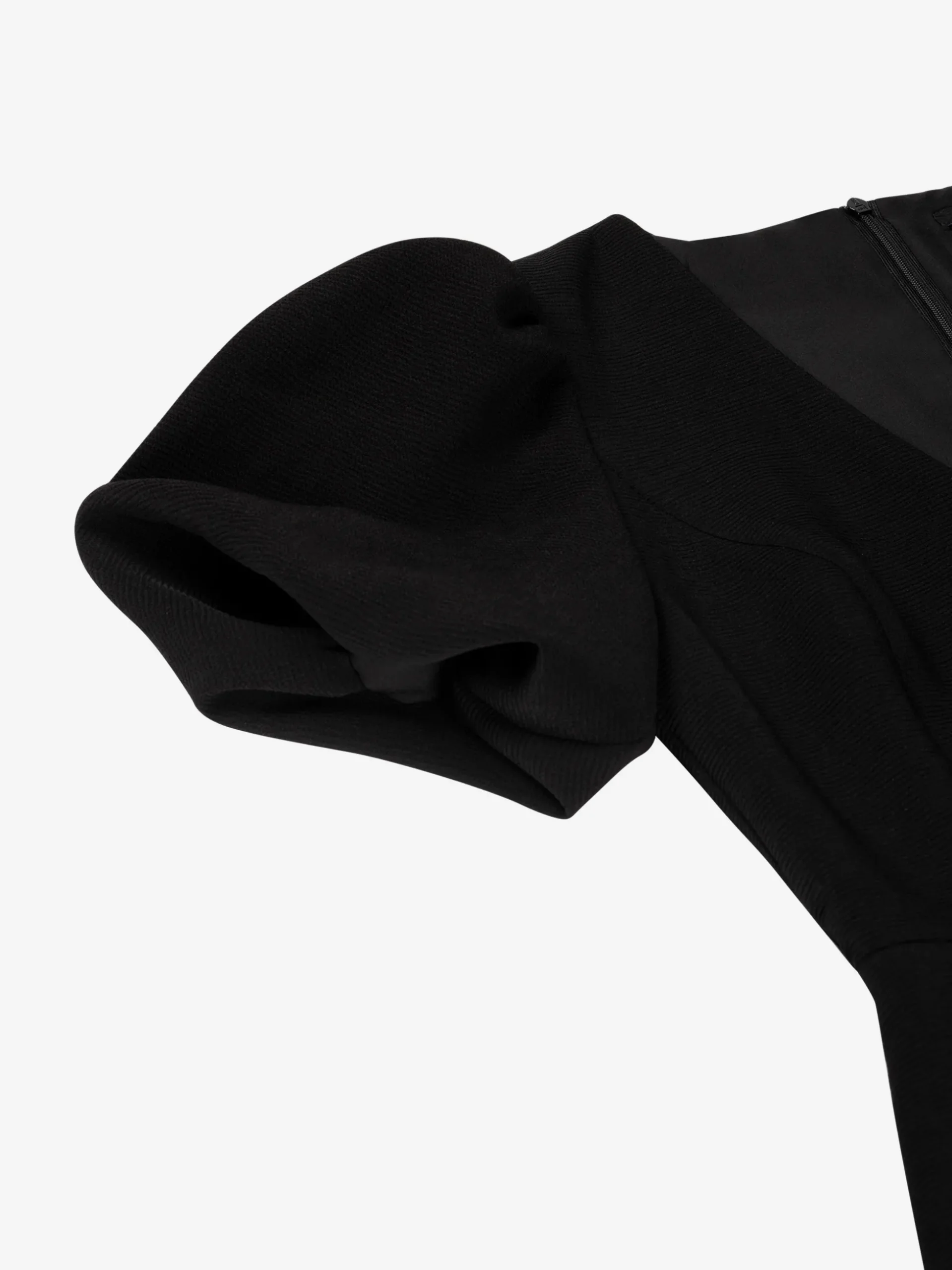 Aansluitende jurk met pofmouwen en strass details