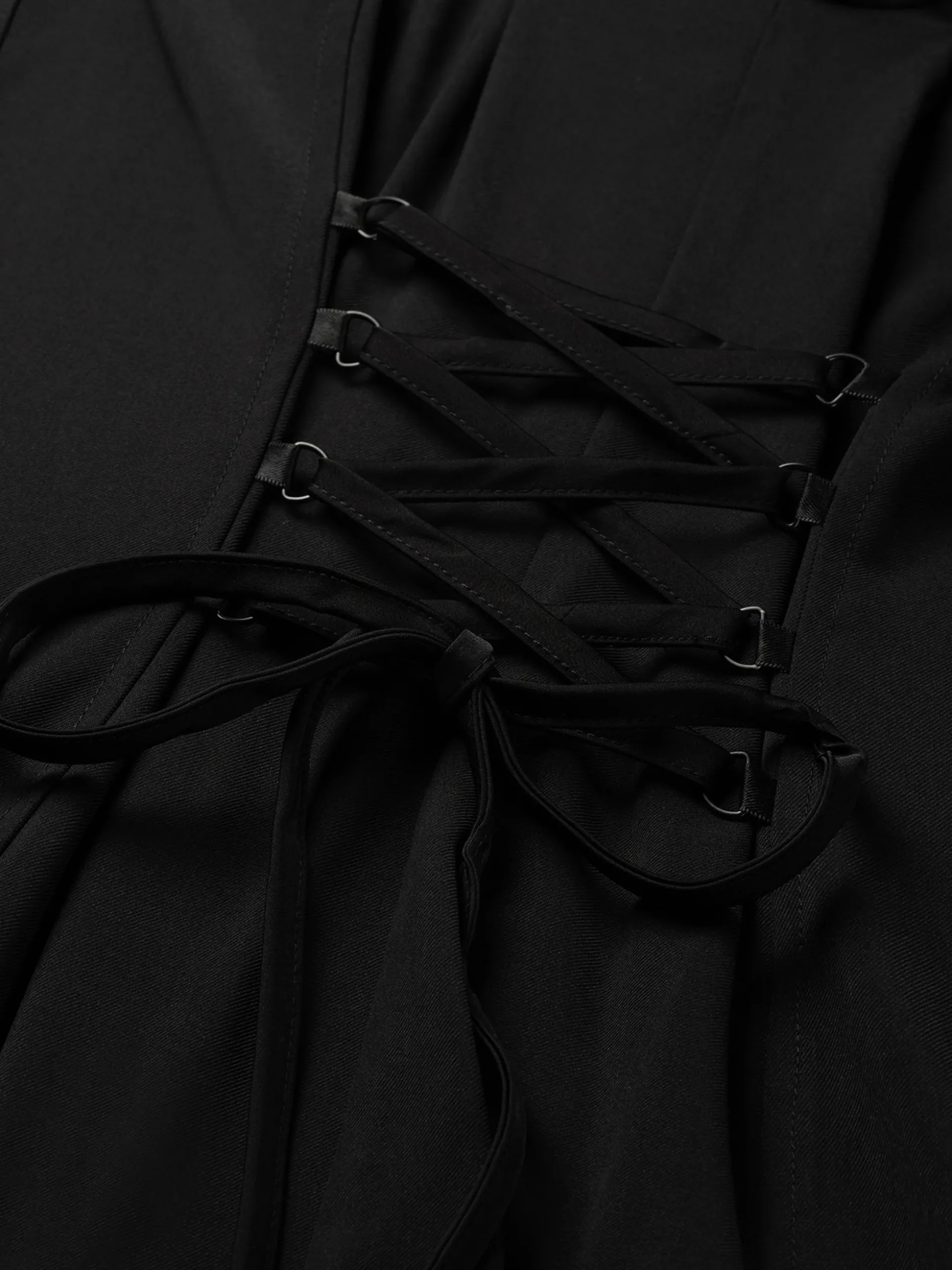 Aansluitende jurk met veter details