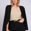 Aansluitende korte skort met ketting detail