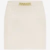 Aansluitende korte skort met ketting detail