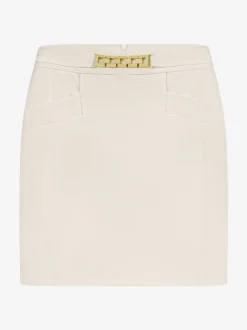 Aansluitende korte skort met ketting detail