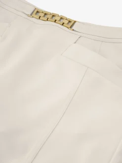 Aansluitende korte skort met ketting detail