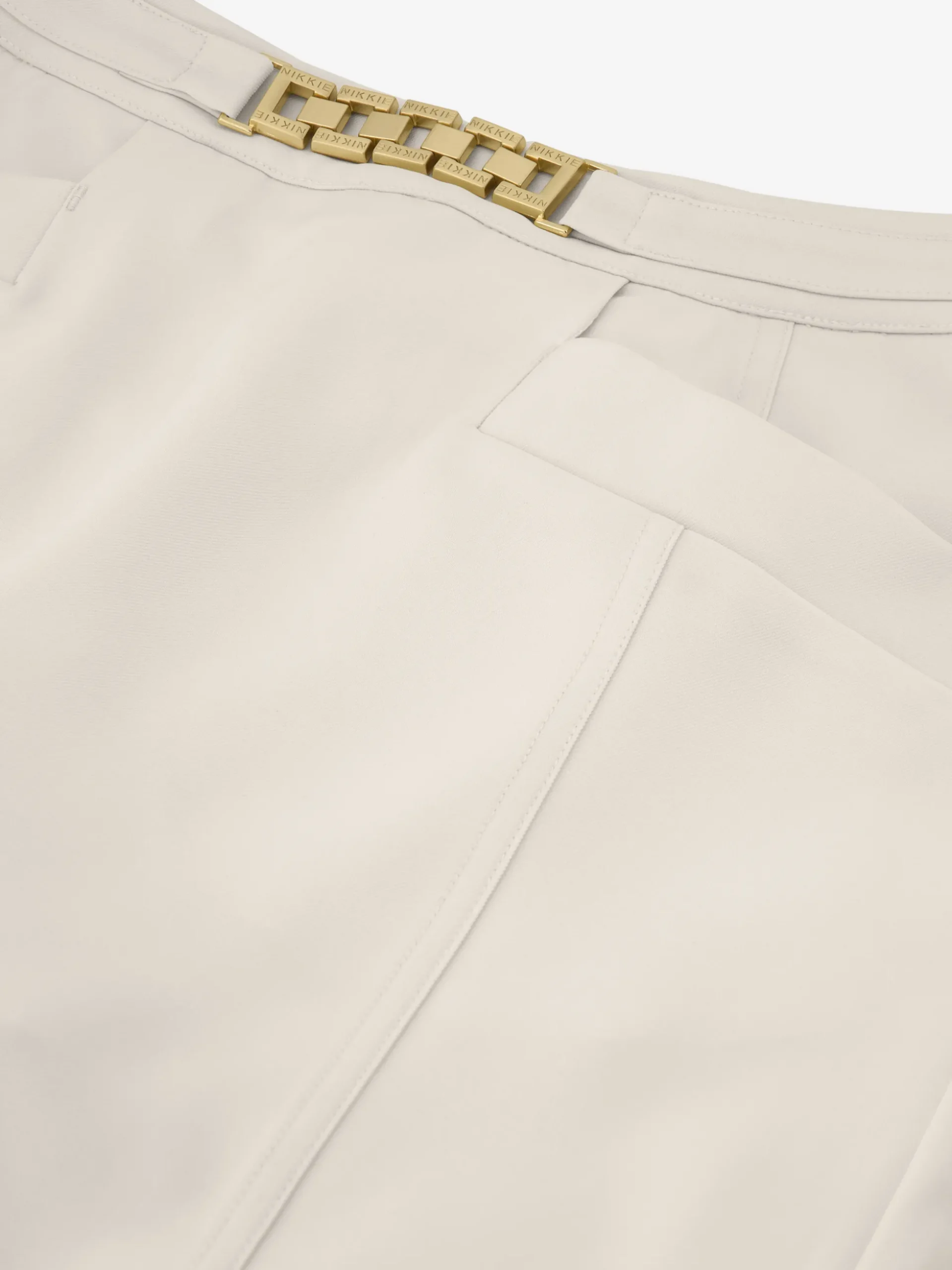 Aansluitende korte skort met ketting detail