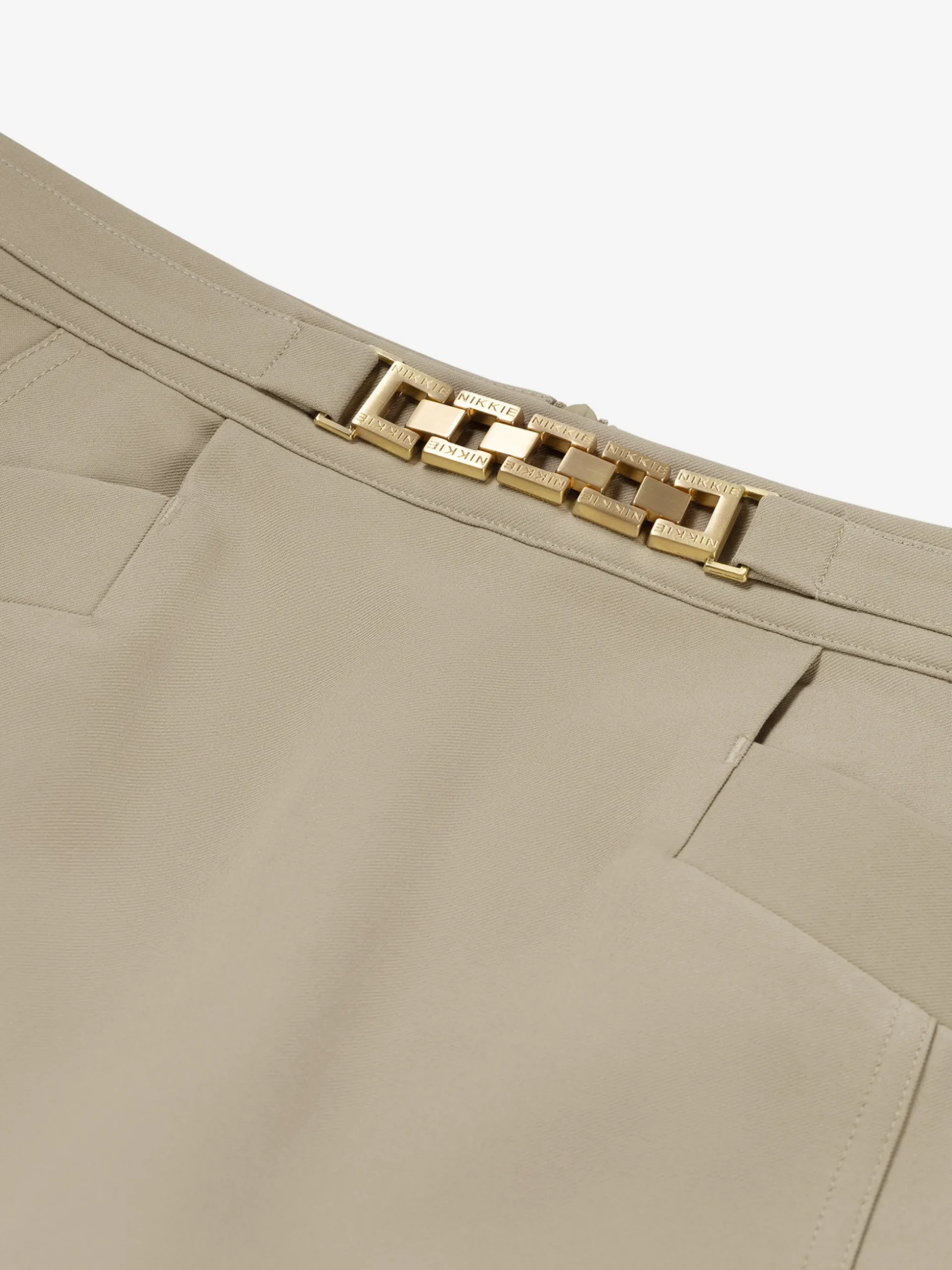 Aansluitende korte skort met ketting detail