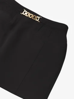 Aansluitende korte skort met ketting detail