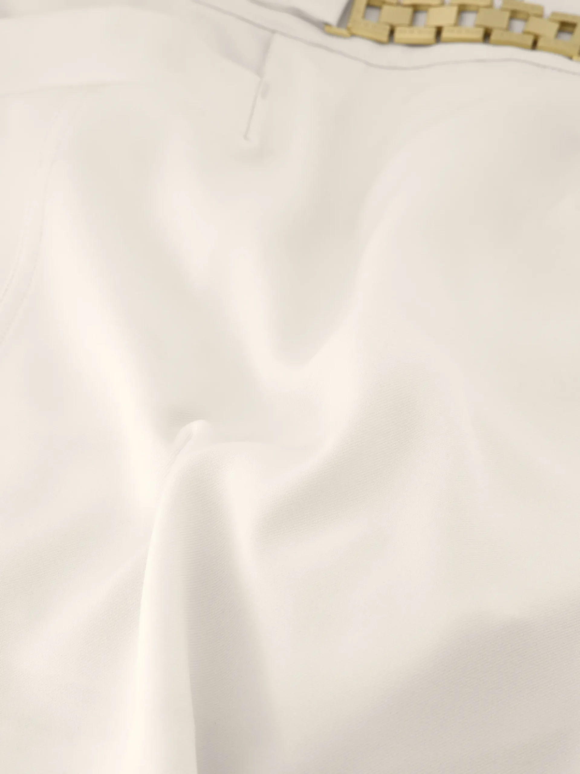 Aansluitende korte skort met ketting detail