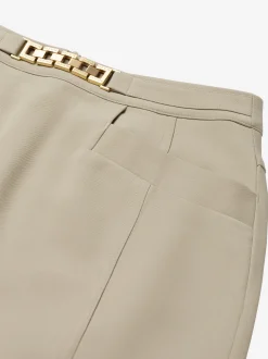 Aansluitende korte skort met ketting detail