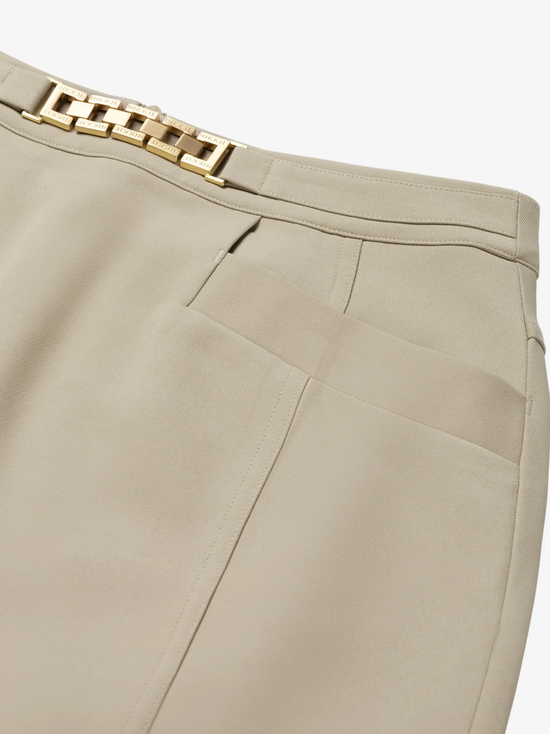 Aansluitende korte skort met ketting detail