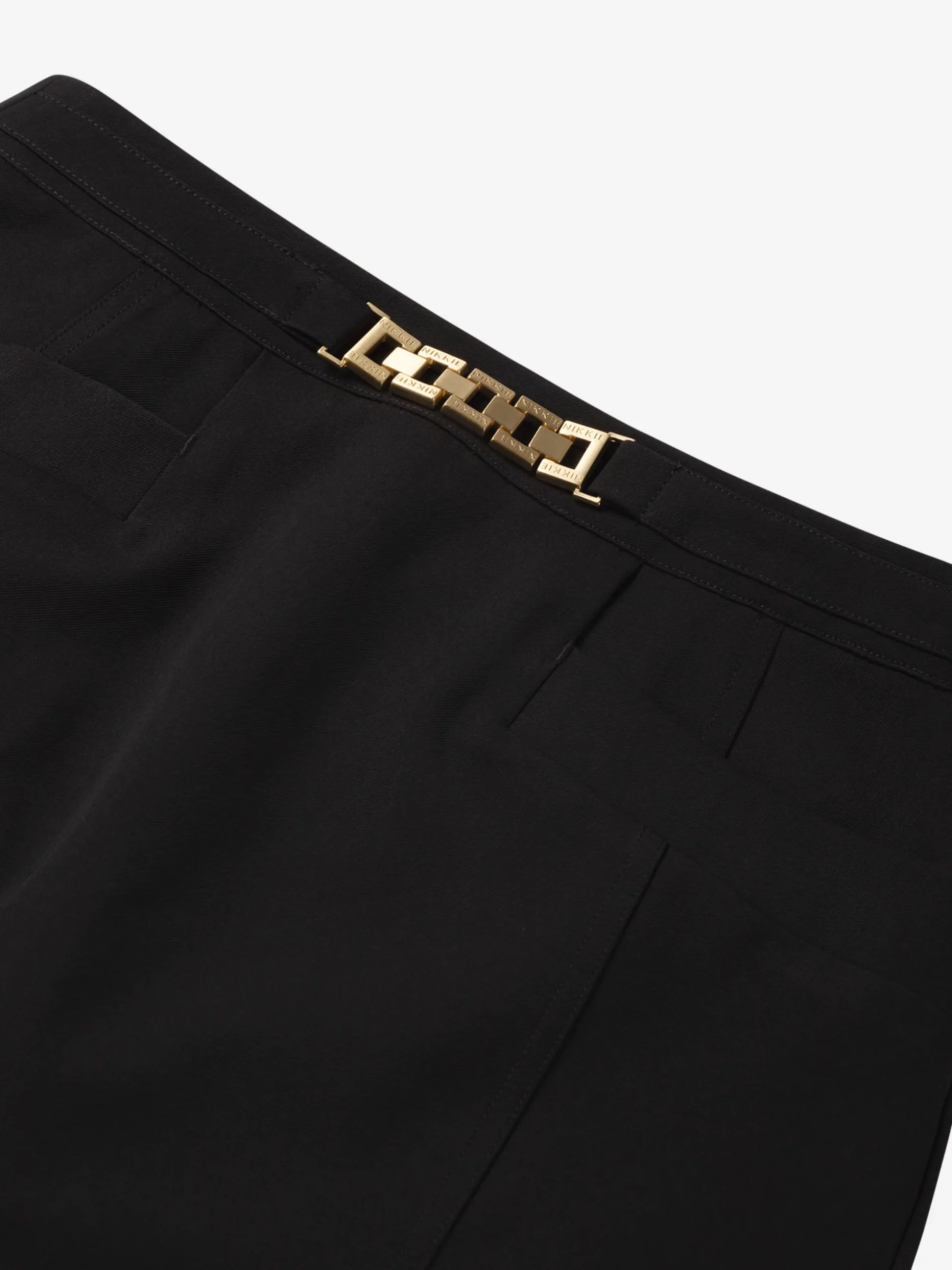 Aansluitende korte skort met ketting detail