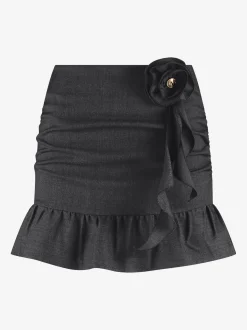 Aansluitende skort met decoratieve bloem