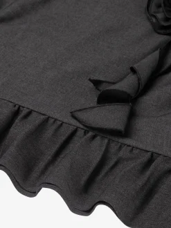 Aansluitende skort met decoratieve bloem