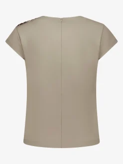 Aansluitende top met ketting detail