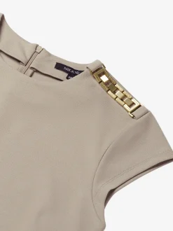 Aansluitende top met ketting detail