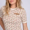 Aansluitende top met logo patroon en ketting detail