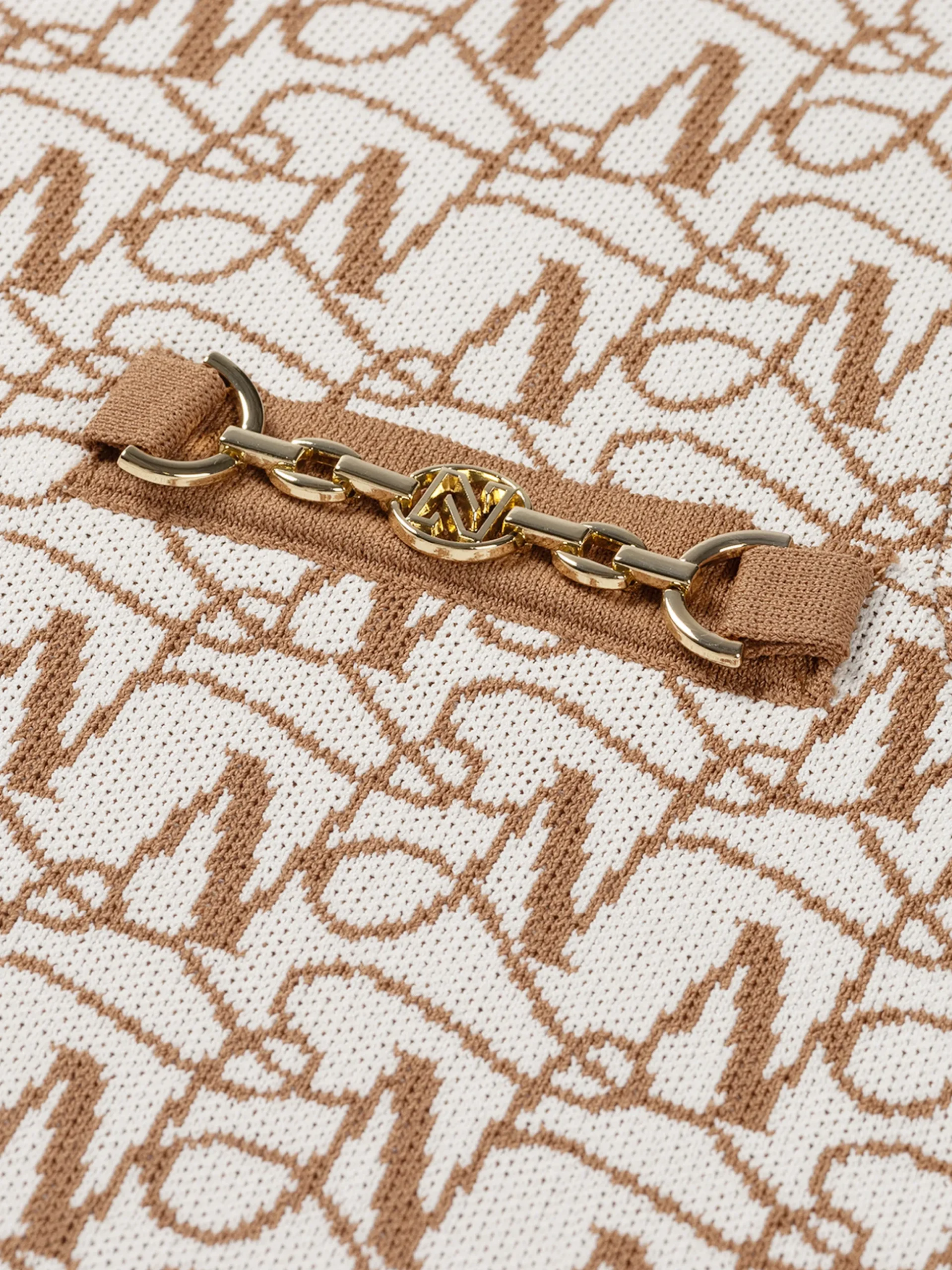 Aansluitende top met logo patroon en ketting detail